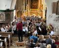 Bild: Eva Seifried
Chorleiter Markus Sparrer dirigierte den Posaunenchor mit großer Freude und führte durchs Programm.