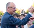 Bild: Bernd Thissen/dpa
Handshake mit dem Kanzler: Friedrich Merz hat am Montag sein altes Gymnasium in Rüthen besucht