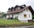 Archivbild: Christine Vincon/dpa
Das Mehrfamilienhaus in Zwiesel, nachdem dort drei Leichen entdeckt wurden.