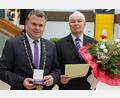 Archivbild: Norbert Härtl, Archiv Stadt Windischeschenbach
Siegfried Weber (rechts) erhielt 2016 aus den Händen von Bürgermeister Karlheinz Budnik die Bürgermedaille der Stadt Windischeschenbach. Zehn Jahre später ist Weber jetzt im Alter von 95 Jahren verstorben.