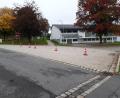 Bild: wkr
Eltern, die ihre Kinder zur Schule bringen, benutzen die Bushaltestelle vor der Schule in Ebnath als Wendemöglichkeit. Um die wartenden Schulkinder vor gefährlichen Wendemanövern zu schützen, hat die Gemeinde jetzt Pylonen aufgestellt. Auch das Schulpersonal soll aufpassen.