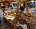 Bild: Elisabeth Dobmayer
Die frischen Bauernbrotlaibe fanden beim Erntedankmarkt in Neustadt/WN reißenden Absatz. Außerdem gab es Kirchweihkuchen und Schmalzgebäck.