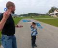Bild: mfh
Kein Wind zum Drachenfest: Manche Kinder ließen deshalb den Papa mit dem Drachen laufen.