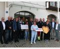 Bild: Uli Reindl
Raiffeisenbank-Vorstand Klaus Wild (rechts) und Xaver Lobensteiner von der Geschäftsstelle Freudenberg (links) übergaben Spenden in Höhe von 9.000 Euro an gemeinnützige Vereine und Organisationen aus dem Geschäftsgebiet Freudenberg. Darüber freute sich auch Bürgermeister Reiner Wiedenbauer (Zweiter von rechts).