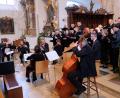 Bild: Robert Dotzauer
Unter Leitung von Ottmar Schmitt beeindruckte der St. Thomas-Chor Trockau mit einem starken Chor- und Orchesterglanz. Aus Anlass des Speinsharter Rosenkranzfestes bestimmte marianische Kirchenmusik das Konzertprogramm.