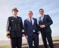 Bild: Sina Schuldt/dpa
Der Inspekteur der Marine, Vizeadmiral Wilhelm Tobias Abry, Bundesverteidigungsminister Boris Pistorius und Niedersachsens Ministerpräsident Olaf Lies (beide SPD, l-r) stellten die Pläne für den neuen Marinehafen in Emden vor.