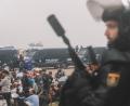 Bild: Fabian Suspensivo/ZUMA Press Wire/dpa
Migranten wurden in Ceuta von starken spanischen Polizeikräften von einem Hüttenlager am Strand fortgebracht.