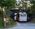 Bild: upl
Dieser Iveco-Bus passt gerade noch durch die Unterführung bei Altmannshof, sein modernerer Kollege nicht. Die Haltestelle (links) wurde deswegen verlegt.