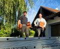 Bild: Udo Lanz
Dackdeckergeselle Maik Köstler (links) steht mit Dachdeckermeister Michael Kliewer (rechts) auf der Ladefläche eines Lastwagens: Zu zweit oder zusammen mit Firmeninhaber Manfred Meyer sind sie auf Dächern in der Region im Einsatz.