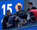 Bild: Andy Wong/AP/dpa
Helfer kümmern sich um einen Mann, der von einem Ball verletzt wurde, den der Russe Medwedew in die Zuschauerränge geschlagen hatte.