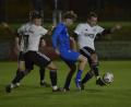 Bild: Hans Mark
Drei Spieler des FC OVI/Teunz bearbeiten einen Schwandorfer: Dier SV Schwandorf-Ettmannsdorf II gewann die Partie in Teunz mit 4:1.