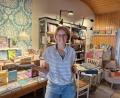 Bild: bl
Torte oder Buch? Im Buchcafé von Karin Wilnauer in Pfreimd gibt es beides. Jetzt wagt sich die Buchhändlerin an ein Literaturfestival, das der Kleinstadt eine Woche voller Lesungen mit renommierten Autoren beschert.