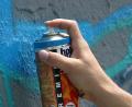 Symbolbild: Tobias Felber /dpa
Unbekannte besprühten einen Brückenpfeiler in Schwandorf mit Graffiti.