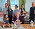 Bild: Rudolf Hirsch
Glücklich im Kreise ihrer Familie: Maria Zimmermann feierte am Sonntag ihren 95. Geburtstag. Auch Pfarrer Hannes Lorenz (links) und Dritter Bürgermeister Johann Kleber (rechts) reihten sich ein in die Schar der Gratulanten.