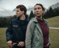Bild: Pascal Bilgeri/ARD Degeto Film/ORF/filmpool fiction GmbH/Rundfilm/dpa
Im Krimi „Tiroler Blut“ spielt Ursula Strauss die Ermittlerin Fanny Gruber. Noah L. Perktold ist als Grubers Sohn Tobi zu sehen.