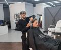 Bild: Rudolf Hirsch
Der 22-jährige Blend Jalal eröffnete kürzlich in der Schwandorfer Friedrich-Ebert-Straße einen neuen Barbershop. Sein bester Kunde ist Emre Özkalayci aus Amberg.