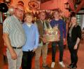 Bild: Bernhard Schultes
Die Brauereibesitzer Karlheinz Mohr (links) und Fabian Kern (Zweiter von rechts), wünschten Helmut Radimerski (Mitte) für den Ruhestand alles Gute. Mit im Bild die Familie: Tochter Isabella (rechts) und Enkel Lukas (Zweiter von links).