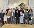 Bild: Lara Schmaus, Stadt Schwandorf
Für ihr außergewöhnliches Engagement wurden zahlreiche Schwandorferinnen und Schwandorfer mit der Ehrenamtskarte von Oberbürgermeister Andreas Feller (oben links) ausgezeichnet.