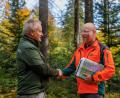 Bild: Bayerische Staatsforsten
Betriebsleiter Martin Hertel (links) begrüßt Florian Manske als neuen stellvertretenden Betriebsleiter am Forstbetrieb Fichtelberg.