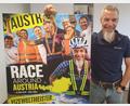 Bild: mr
Herbert Manz mit einer Bildcollage vom Race across Austria, die ihm seine Schwiegertochter geschenkt hat.