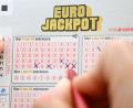 Bild: Bernd Weißbrod/dpa
Beim Eurojackpot tippen die Teilnehmer fünf Zahlen und zwei Zusatzzahlen.