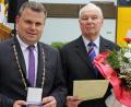 Archivbild: Norbert Härtl, Archiv Stadt Windischeschenbach
Siegfried Weber (rechts) erhielt 2016 aus den Händen von Bürgermeister Karlheinz Budnik die Bürgermedaille der Stadt Windischeschenbach. Zehn Jahre später ist Weber jetzt im Alter von 95 Jahren verstorben.