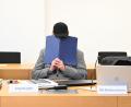 Bild: Felix Hörhager/dpa
Ein 39 Jahre alter Mann soll in Zwiesel zwei Nachbarinnen und einen Nachbarn ermordet haben. Gegen ihn hat nun vor dem Landgericht Deggendorf der Prozess begonnen.