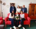 Bild: Oswald Zintl
Helga Beer (vorne, Mitte) freut sich über die Glückwünsche von Bürgermeisterin Margit Bayer (vorne, links) und Tochter Irene (vorne, rechts). Weiter gratulierten (hinten, von links) Pater Joseph, Hausleiterin Natalja Kiel und Waldershofs Seniorenbeauftragter Gerhard Weber.