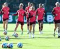 Bild: Uwe Anspach/dpa
Geht voran: Elisa Senß (vorn) beim Training der deutschen Fußballerinnen in Eppelheim.