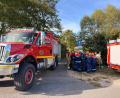 Bild: rab
Das Tanklöschfahrzeug der US-Lagerfeuerwehr Vilseck steht bereit, um den Faltbehälter der Feuerwehr Kaltenbrunn, der gerade aufgebaut wird, mit Löschwasser zu befüllen.