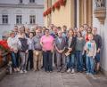 Bild: Michael Golinski
Zweite Bürgermeisterin Birgit Fruth (vorne, Fünfte von links) im Kreis der Gewinner und Sponsoren des Amberger Stadtradelns.