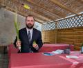 Bild: wüw
Florian Speil sitzt hier nicht einfach in einer Gartenlaube. Es ist ein Sukka, eine Laubhütte, die während des jüdischen Fest Sukot eine wichtige Rolle spielt. Sie darf nur vorübergehend und nur aus organischen Stoffen gebaut werden. In der Hand hält Speil Palmwedel und Früchte, denn Sukot ist auch ein Erntedankfest.