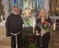 Bild: Martin Staffe
Vor der mit 44 roten Rosen geschmückten Franziskusstatue dankt Guardian Pater Stanislaus Sängerin Heidi Reil für ihre einfühlsamen Lieder.