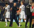 Bild: Friso Gentsch/dpa
Trainer Antonio Di Salvo gratulierte seinen Spielern zur EM-Qualifikation.