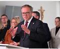 Bild: Martin Schutt/dpa
Thüringens Regierungschef Mario Voigt akzeptiert den Entzug seines Doktortitels.