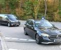Bild: Uli Deck/dpa
Zivile Polizeifahrzeuge fahren am Vormittag mit Blaulicht auf das Gelände des Bundesgerichtshofes. Ob der unter Spionageverdacht stehende frühere Präsident des Bundesnachrichtendienstes, August Hanning, in einem der Autos sitzt, ist unbekannt.
