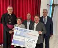 Bild: Josef Meier
Spendenübergabe mit Weihbischof Josef Graf (von links), Christa Wildenauer, Werner Hanauer, Alexander Hösl und Manfred Bauer.