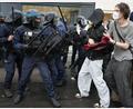 Bild: Thibault Camus/AP/dpa
Vor der Pariser Elitehochschule Sciences Po gerieten Studenten und Polizisten aneinander.