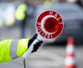 Archivbild: Sven Hoppe/dpa
Etwa drei Stunden lang stoppt die Polizei Autos auf der Wackersdorfer Straße in Schwandorf.