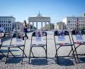 Bild: Kay Nietfeld/dpa
Leere Stühle mit Fotos erinnern am Brandenburger Tor an die Opfer des Hamas-Angriffs
