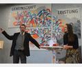 Bild: Helmut Kunz
Hochschulseelsorger Markus Lommer und Künstlerin Katharina Gürtler erklären den Gästen, wie das Kunstwerk entstanden ist.