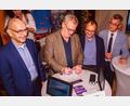 Foto: www.fotoschmiede-mcb.de
Schwandorfs Oberbürgermeister Andreas Feller (Zweiter von links) unterzeichnet die Vereinbarung für die Patenschaft der Stadt Schwandorf beim Regensburger Weihnachtssingen 2026.
