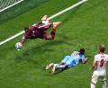 Bild: Colin Hubbard/AP/dpa
Kongos Torwart Lionel Mpasi im Duell mit den Engländern bei der WM.