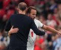 Bild: Kirsty Wigglesworth/AP/dpa
Von seinem Trainer Thomas Tuchel (l) bekam Harry Kane nach seinem Rekordspiel Lob.