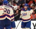 Bild: Mark J. Terrill/AP/dpa
Dank an den Vorlagengeber: Draisaitl (links) kam im zweiten Drittel auf vier Assists.