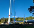 Bild: Jonas Storch
Die Höhe einer Windkraftanlage ist von so nah nicht auf ein Bild zu bringen. Im Vordergrund ein Rotor der selbst 84 Meter lang ist.
