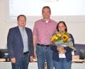 Bild: Arnold Koch
Bürgermeister Christian Porsch (links) verabschiedet UVB-Fraktionsvorsitzenden Christian Bäß aus dem Gemeinderatsgremium. Für Gattin Simone gab es Blumen.