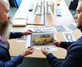 Bild: Daniel Löb/dpa
In solch einem Auto - das Bild ist KI-generiert - soll der Täter laut Zeugenaussagen mit Marion Baier vor der Tat gestritten haben. Gehalten wird es von Patrick Merten (r), Leiter des Cold Case „Marion Baier“ und Michael Dietsch, Leiter der Kripo Fürth.