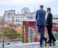 Bild: Michael Kappeler/dpa
Beim Treffen mit seinem britischen Amtskollegen Andy Burnham sprach Kanzler Merz von einem historischen Tag.
