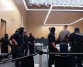 Archivbild: Kathrin Halbhuber
Der Angeklagte steht immer noch unter massiver Polizeiüberwachung. Mehrere USK-Beamte begleiten ihn in den Gerichtssaal des Landgerichts Weiden.
